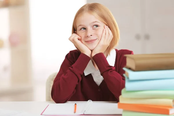 Colegiala haciendo lecciones —  Fotos de Stock