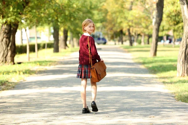 Sokak yürüyen kız öğrenci — Stok fotoğraf