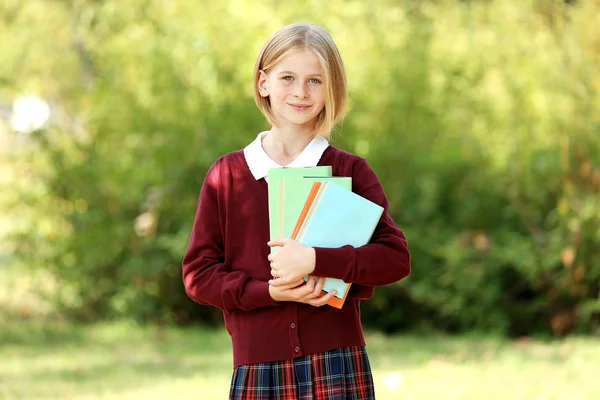 Colegiala con libros al aire libre —  Fotos de Stock