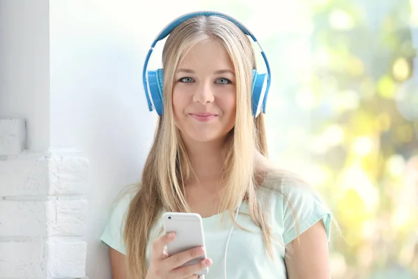 Cute teenager listening music — Stock Photo, Image
