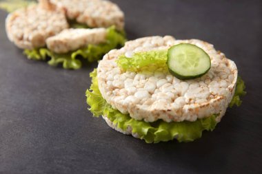 Yuvarlak pirinç gevrek ekmek