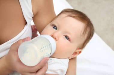 Holding ve bebek şişe beslenme anne