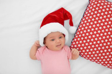 Noel Baba şapkalı şirin bebek.