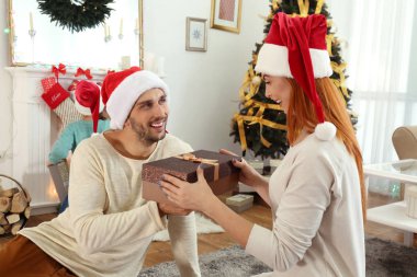 Veren Noel karısına hediyesi genç adam