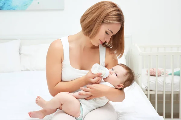 Ibu Memegang Dan Memberi Makan Bayi Dari Botol — Stok Foto