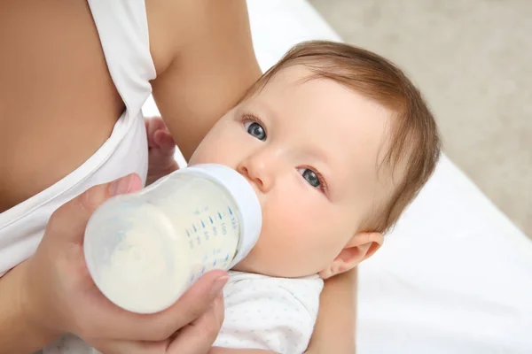 Ibu Memegang Dan Memberi Makan Bayi Dari Botol — Stok Foto
