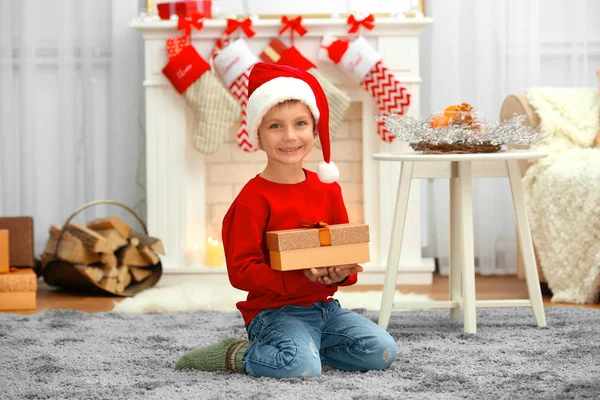 Jongen met kerstcadeau — Stockfoto