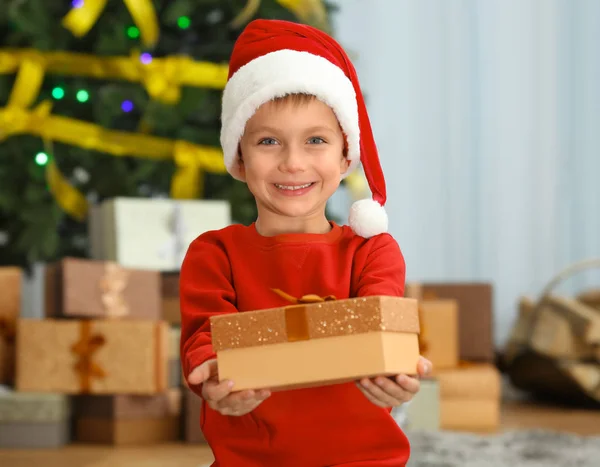 Ragazzo con regalo di Natale — Foto Stock