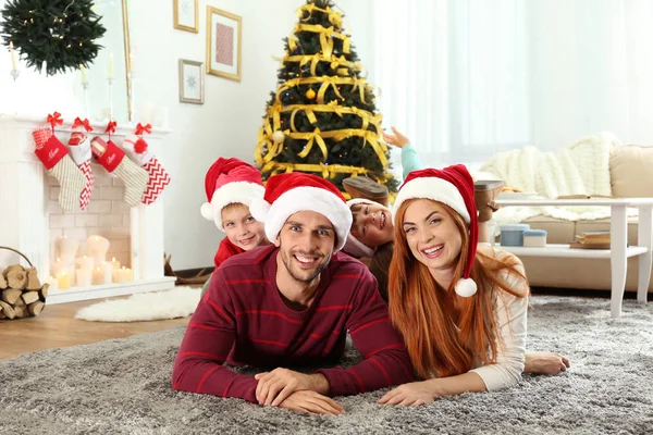 Famiglia Felice Soggiorno Decorato Natale — Foto Stock