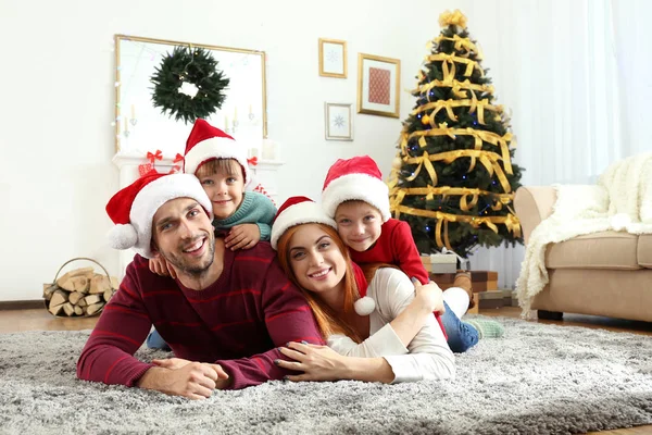 Szczęśliwa Rodzina Salonie Urządzone Boże Narodzenie — Zdjęcie stockowe