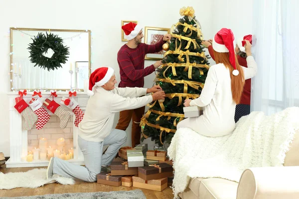 Lycklig Familj Dekorera Julgran Vardagsrummet — Stockfoto