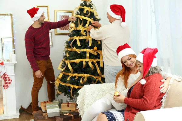 Ευτυχισμένη Οικογένεια Στο Σαλόνι Διακοσμημένη Για Χριστούγεννα — Φωτογραφία Αρχείου