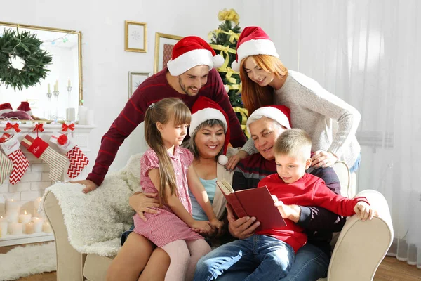 Familia Sala Estar Decorada Para Navidad — Foto de Stock