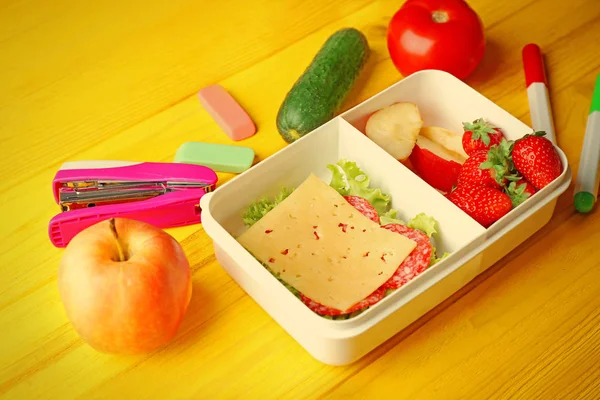 Lunchbox mit Lebensmitteln und Schreibwaren — Stockfoto