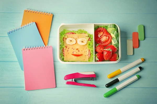 Lunchbox mit Essen — Stockfoto