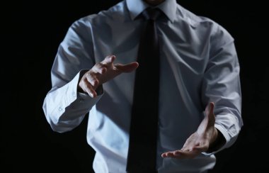 İşadamı koyu arka plan üzerinde eller