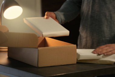 Kurye koyarak parsel  