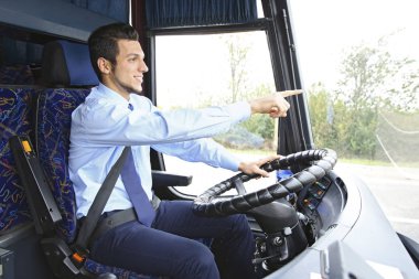 Otobüste yakışıklı sürücü