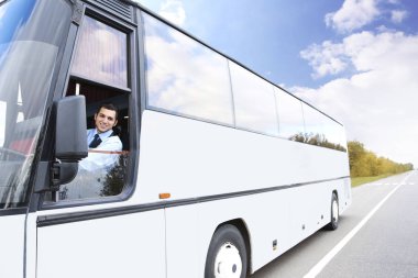 Yakışıklı otobüste oturuyor