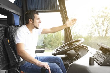 Otobüste yakışıklı sürücü