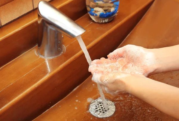 Genç kadının ellerini lavaboda yıkama — Stok fotoğraf