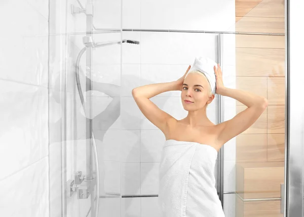 Beautiful Young Woman Towel Going Shower — Stockfoto