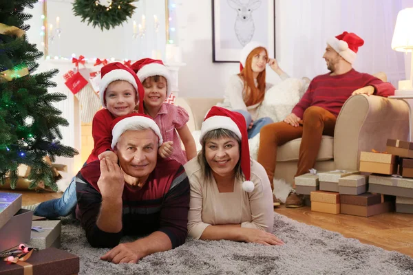 Oturma Odasında Aile Noel Için Dekore Edilmiştir — Stok fotoğraf