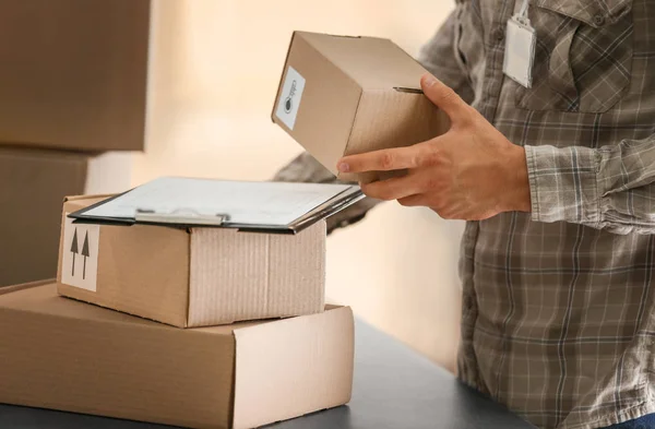 Courier segurando caixa de cartão — Fotografia de Stock