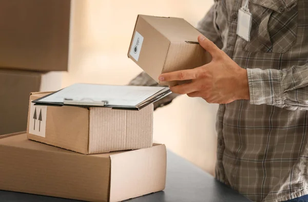 Caja de cartón de mensajería —  Fotos de Stock