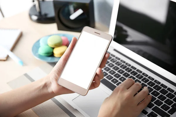 Mujer con portátil y teléfono celular — Foto de Stock