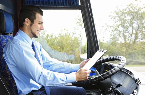 Fahrer mit Klemmbrett im Bus — Stockfoto
