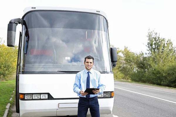 Chauffeur devant le bus — Photo