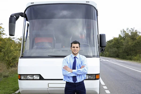 Водитель перед автобусом — стоковое фото