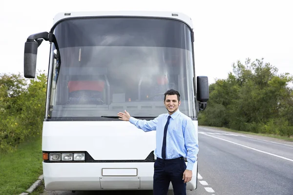 Autista di fronte all'autobus — Foto Stock