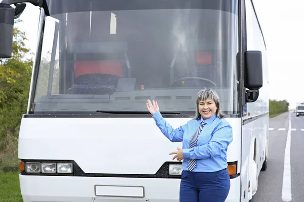 Conductora de pie delante del autobús —  Fotos de Stock