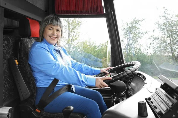 Motorista feminina sentada no ônibus — Fotografia de Stock