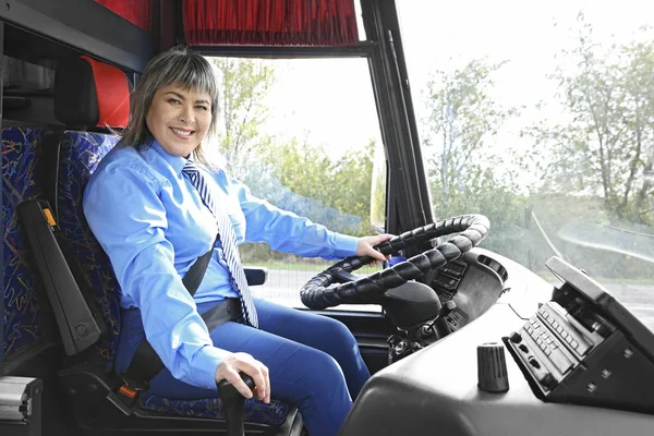 Kobieta-kierowca siedzi w autobusie — Zdjęcie stockowe