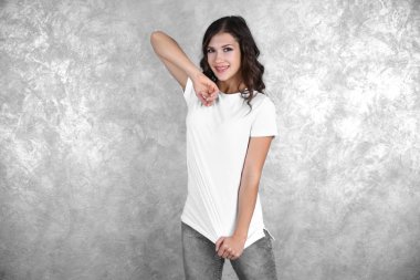 Boş beyaz t-shirt, kadın