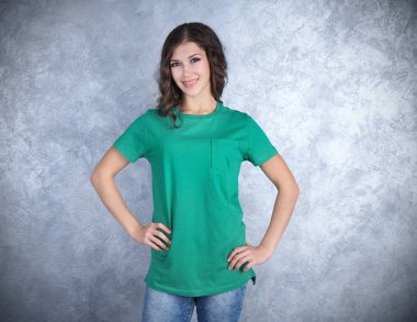 boş yeşil t-shirt kadında