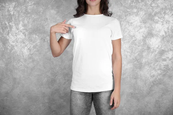 空白的白色 t 恤的女人 — 图库照片