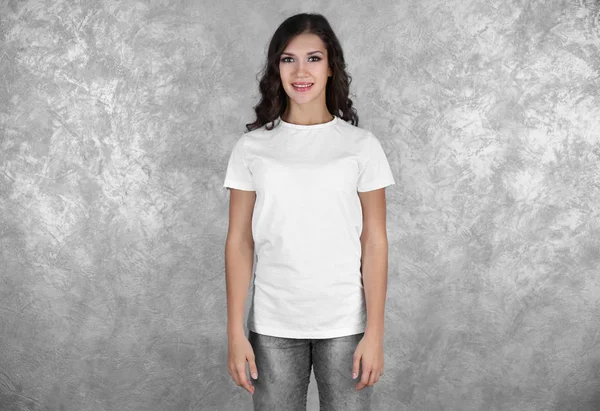 空白の白い t シャツの女性 — ストック写真