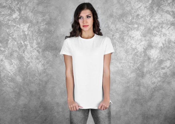 Vrouw in lege witte t-shirt — Stockfoto