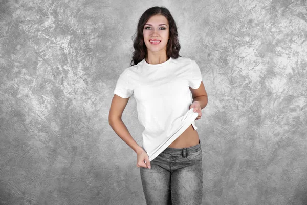 Donna in t-shirt bianca bianca — Foto Stock