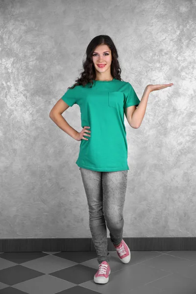 Mulher em branco t-shirt verde — Fotografia de Stock