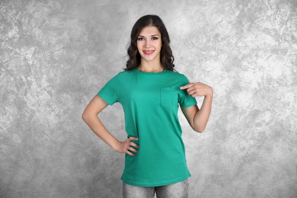 Žena v prázdné zelené tričko — Stock fotografie