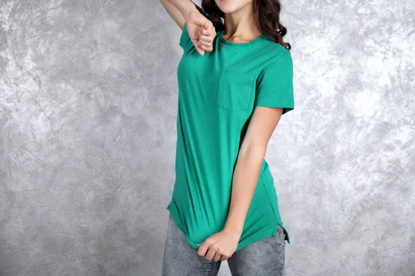 Mulher em branco t-shirt verde — Fotografia de Stock