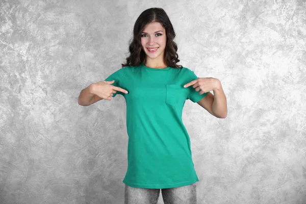 Vrouw in lege groen t-shirt — Stockfoto