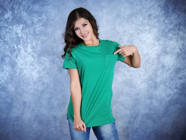 Mujer en blanco camiseta verde —  Fotos de Stock