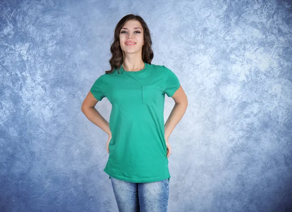 Mulher em branco t-shirt verde — Fotografia de Stock