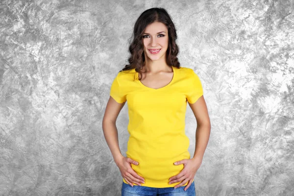 Жінка в порожній жовтій футболці — стокове фото